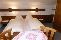 Eines unserer gemütlichen Zimmer mit Doppelbett